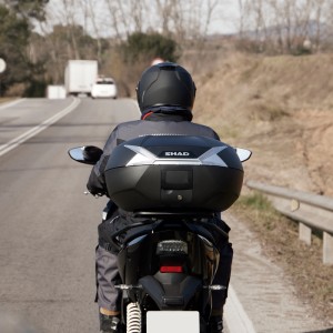 Baúl SHAD SH47 con catadióptrico blanco