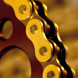 Cadena Renthal 428R1 con 124 eslabones negro/oro