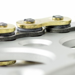 Cadena Renthal con retenes 520R3-3 con 112 eslabones negro/oro