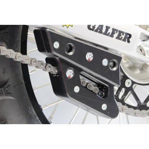 Protector de basculante para guía cadenas AXP UHMW - negro